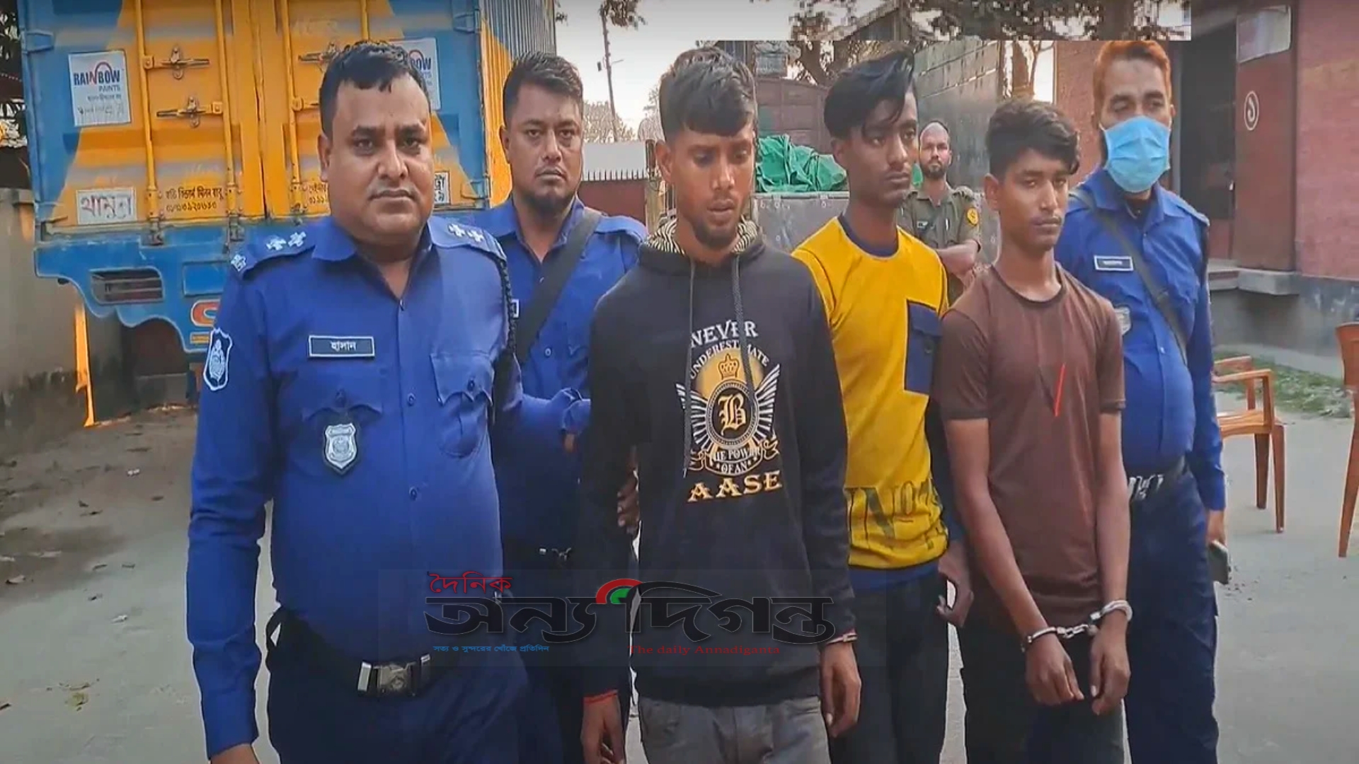 চুয়াডাঙ্গায় খাদ্য গুদামে গমের ট্রাকে গমের পরিবর্তে বালুর বস্তা, আটক ৩