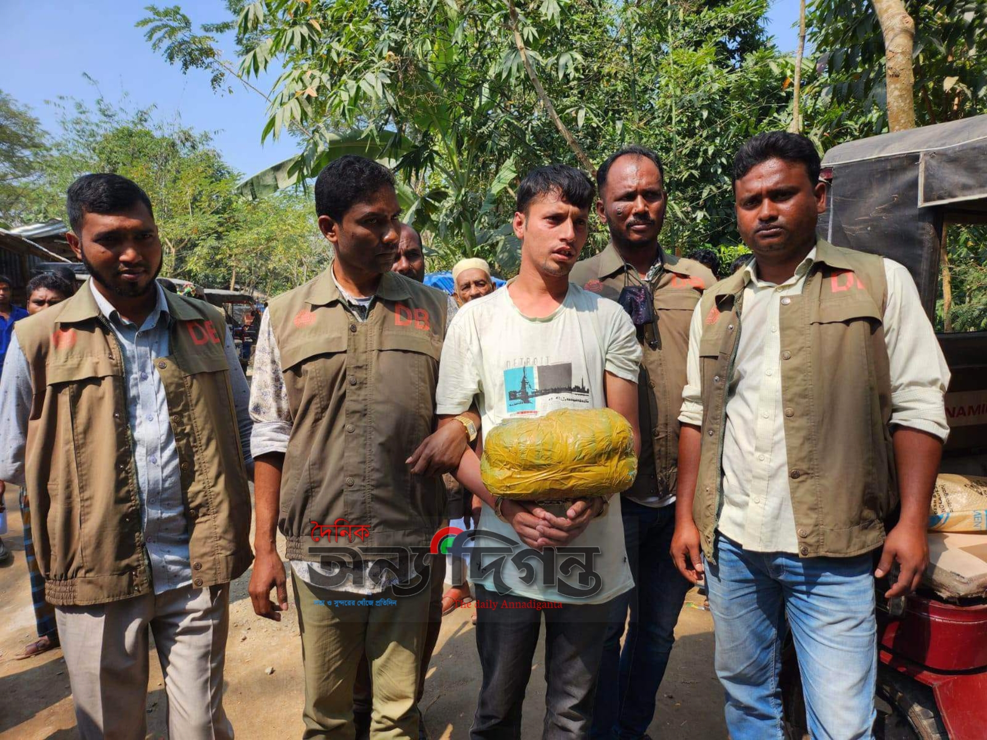 বরগুনায় মাদকসহ বরখাস্ত পুলিশ কর্মকর্তা আটক
