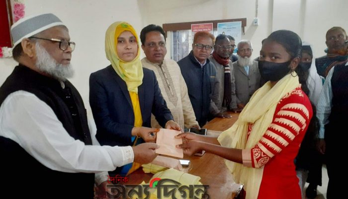 গোমস্তাপুর উপজেলা প্রশাসনের উদ্যোগে শীর্তাতদের মাঝে কম্বল ও শিক্ষার্থীদের সাইকেল বিতরণ