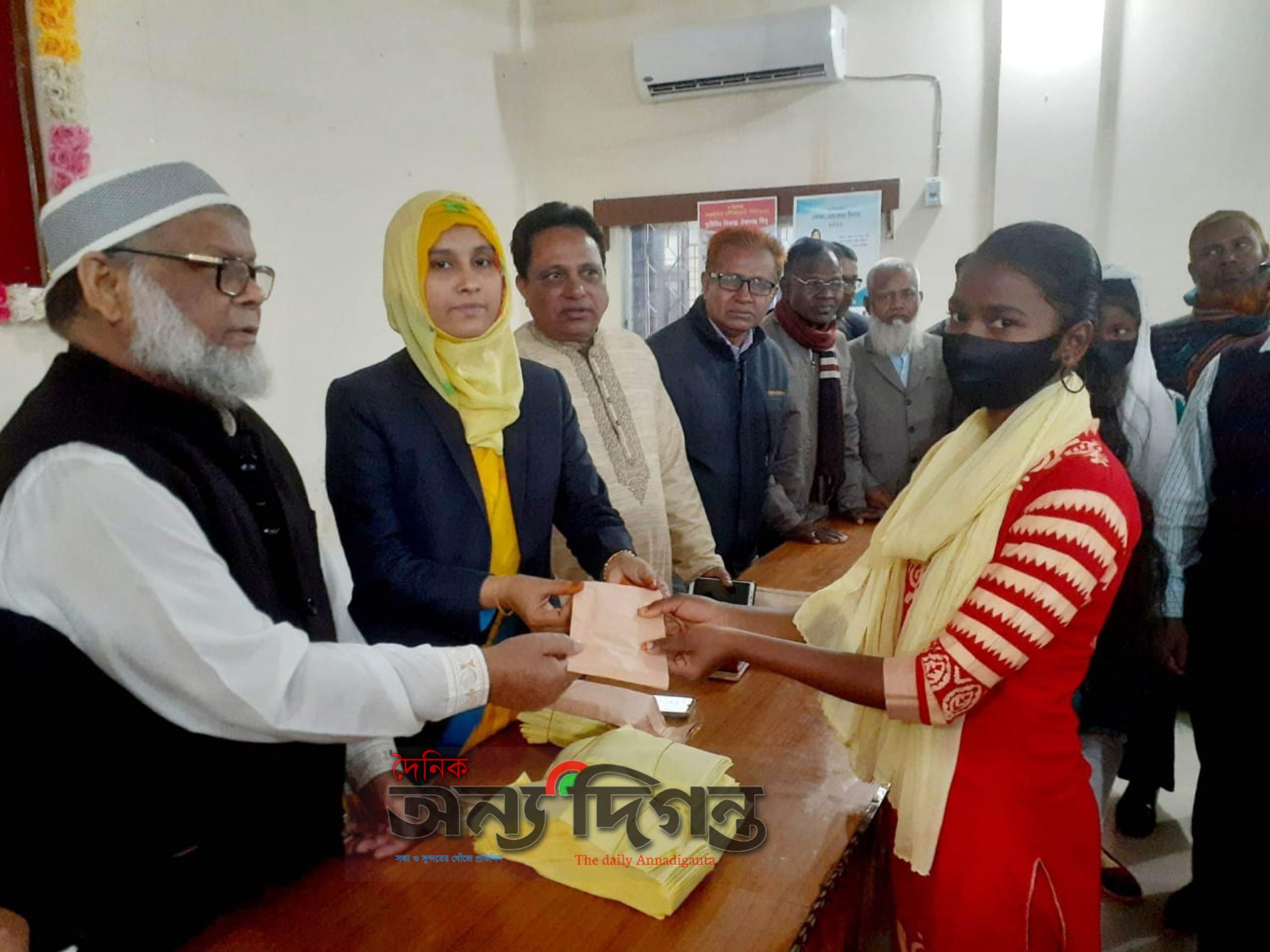 গোমস্তাপুর উপজেলা প্রশাসনের উদ্যোগে শীর্তাতদের মাঝে কম্বল ও শিক্ষার্থীদের সাইকেল বিতরণ