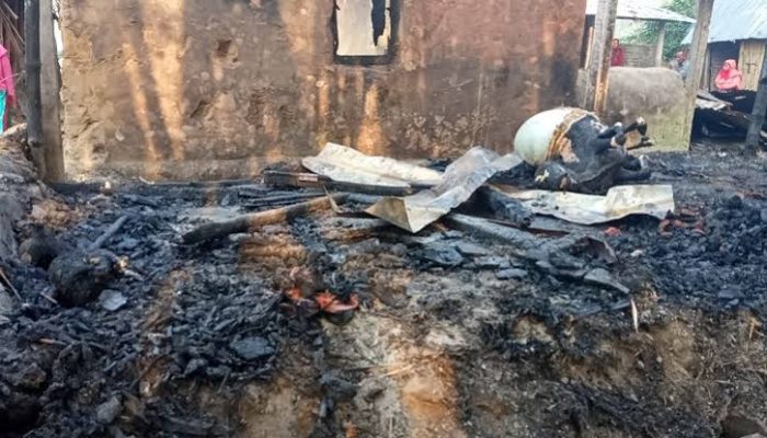 ধুনটে আগুনে পুড়ে তিন পরিবার নিঃস্ব