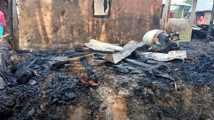 ধুনটে আগুনে পুড়ে তিন পরিবার নিঃস্ব