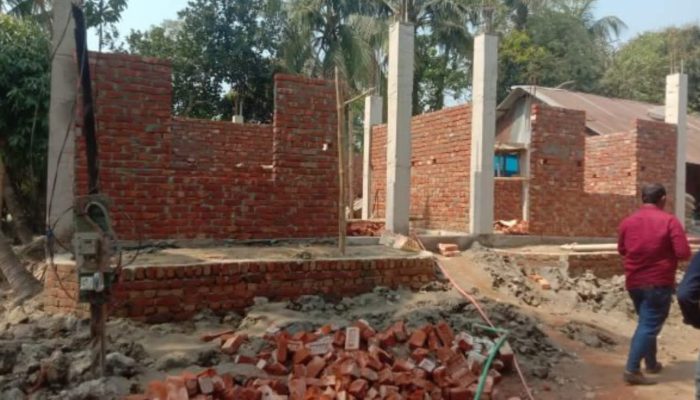 ফেনীতে আদালতের নিষেধ আজ্ঞা অমান্য করে চলছে ভবন নির্মাণের কাজ