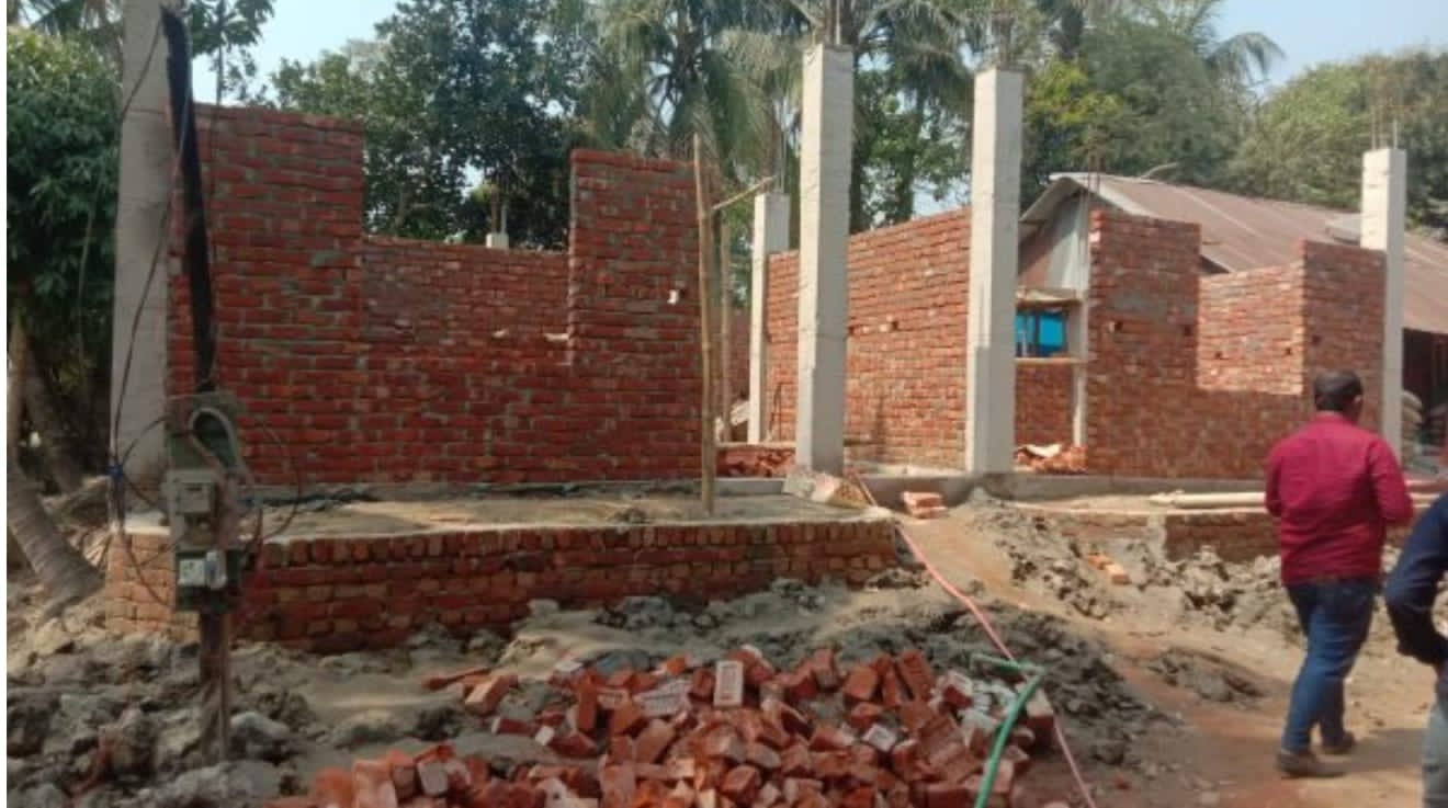 ফেনীতে আদালতের নিষেধ আজ্ঞা অমান্য করে চলছে ভবন নির্মাণের কাজ