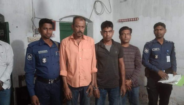 চুয়াডাঙ্গার দর্শনায় কেরুজ ব্যারাকে  পুলিশের হানা, মাদক সহ আটক ৩