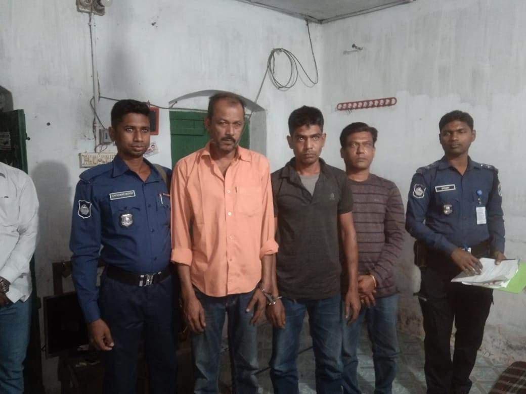 চুয়াডাঙ্গার দর্শনায় কেরুজ ব্যারাকে  পুলিশের হানা, মাদক সহ আটক ৩