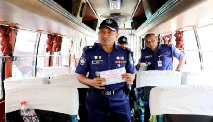 চুয়াডাঙ্গা জেলা পুলিশের আয়োজনে দূরপাল্লার যাত্রীদের উদ্দেশ্য পরিবহনে সচেতনতামূলক প্রচার।