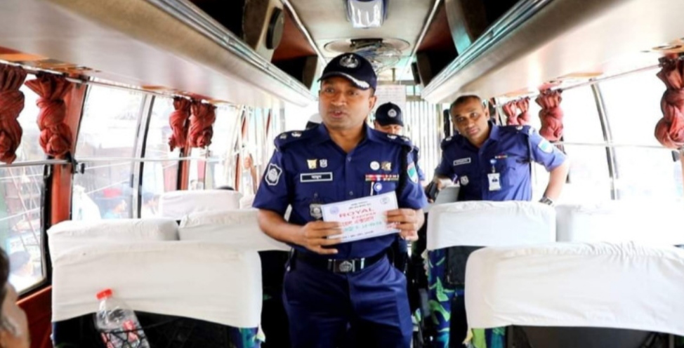 চুয়াডাঙ্গা জেলা পুলিশের আয়োজনে দূরপাল্লার যাত্রীদের উদ্দেশ্য পরিবহনে সচেতনতামূলক প্রচার।