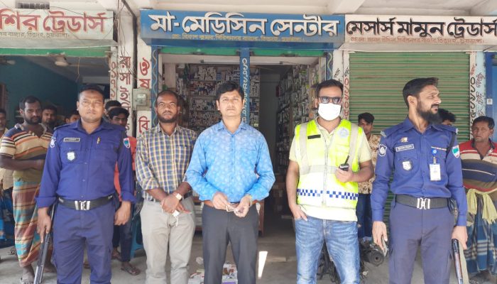 চুয়াডাঙ্গায় ভোক্তা অধিকার সংরক্ষণ অধিদপ্তরের অভিযান, চার প্রতিষ্ঠানকে জরিমানা