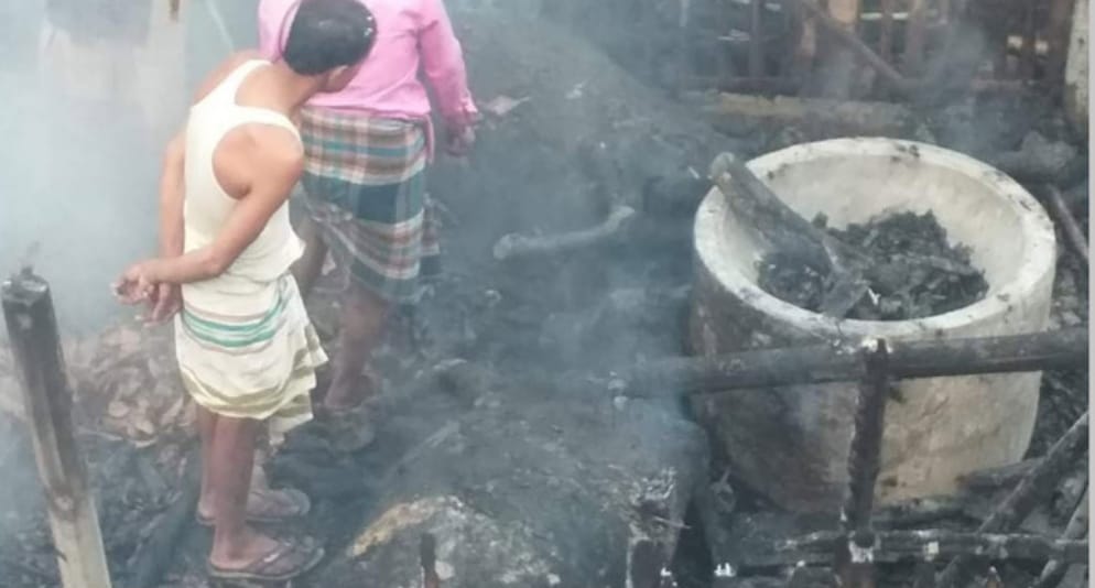 চুয়াডাঙ্গায় মশার কয়েল থেকে গোয়ালঘরে আগুন,পুড়লো ৬ গরু-ছাগল