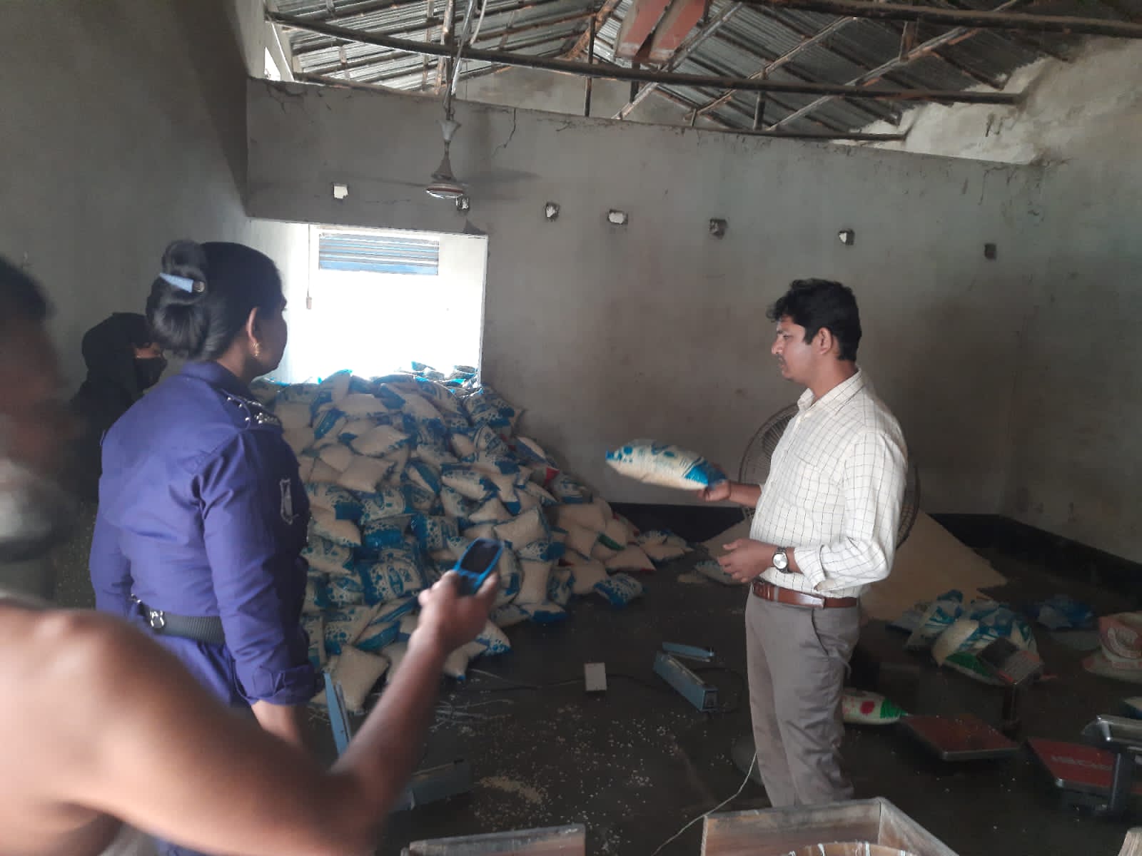 চুয়াডাঙ্গায় মুড়ি ফ্যাক্টরিতে ভোক্তা অধিকার সংরক্ষণ অধিদপ্তরের অভিযান ৫০ হাজার টাকা জরিমানা