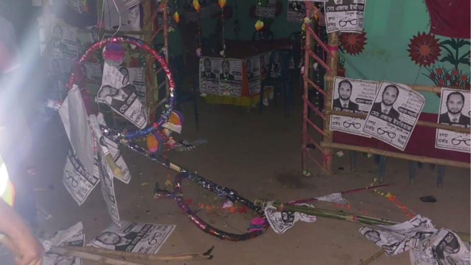 চুয়াডাঙ্গায় নির্বাচনকে কেন্দ্র করে ধাওয়া-পাল্টা ধাওয়া, হামলায় স্কুলছাত্রীসহ আহত ১১। প্রশাসনের হস্তক্ষেপ কামনা সাধারন ভোটারদের।