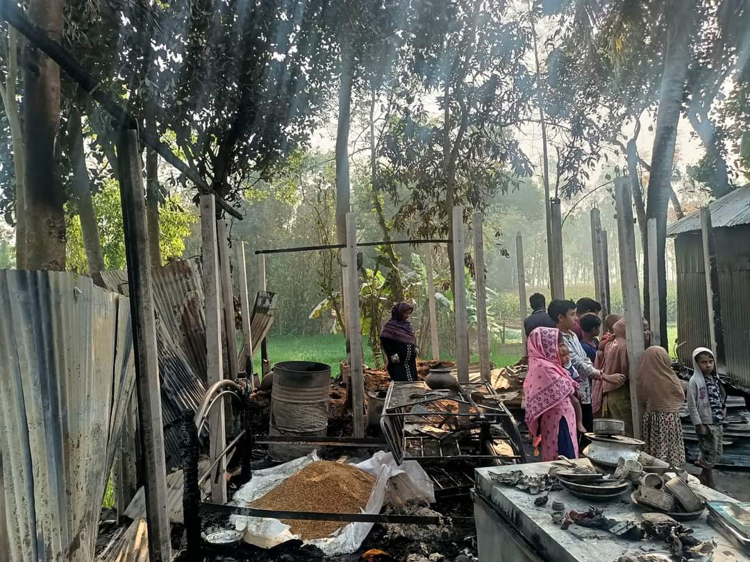 ধুনটে আগুনে পুড়লো কৃষকের ঘর