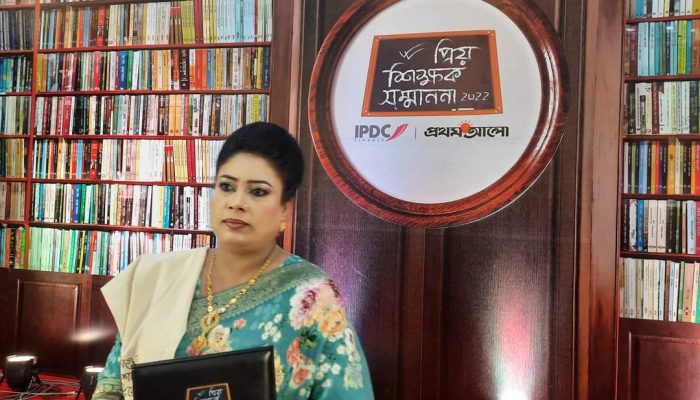 ধুনটের বীথি পেলেন আইপিডিসি-প্রথম আলো প্রিয় শিক্ষক সম্মাননা