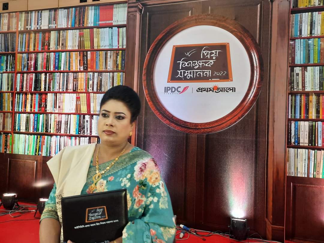 ধুনটের বীথি পেলেন আইপিডিসি-প্রথম আলো প্রিয় শিক্ষক সম্মাননা
