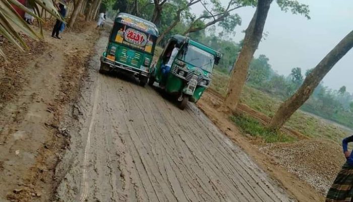 বৃষ্টিতে মৃত্যু ফাঁদে পরিণত ফেনীর সড়ক