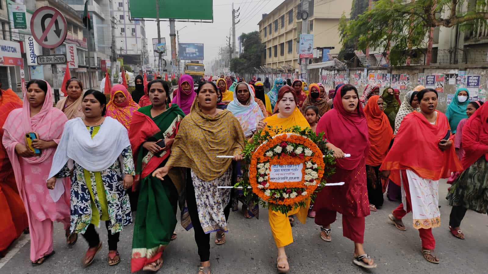 মহান স্বাধীনতা দিবস উপলক্ষে চুয়াডাঙ্গাতে বর্ণাঢ্য শোভাযাত্রার মধ্য দিয়ে পুষ্পমাল্য অর্পণ করেন আপরোজা পারভীন।