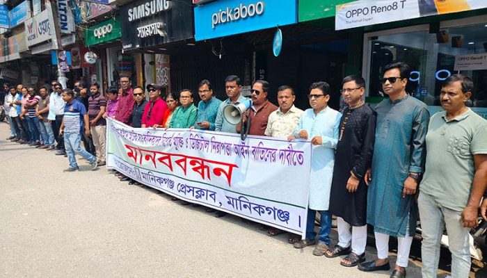 সাংবাদিক শামসুজ্জামানের মুক্তির দাবিতে ঢাকা-আরিচা মহাসড়ক অবরোধ