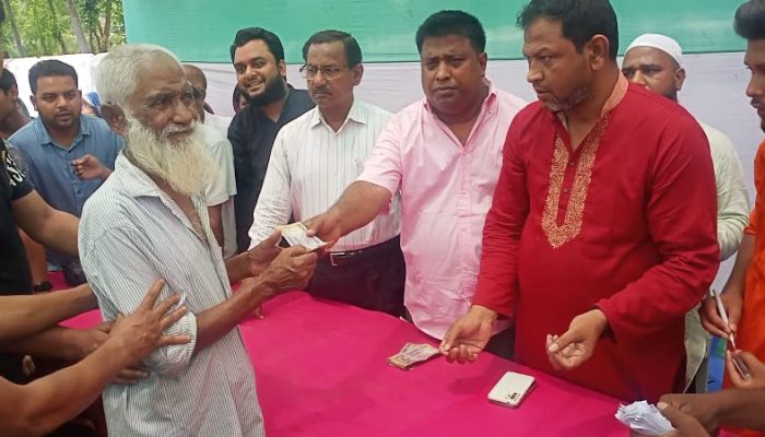 লালমনিরহাট পৌরসভার ১২০ জন কে নগদ অর্থ বিতরণ করলেন আওয়ামীলীগ নেতা।