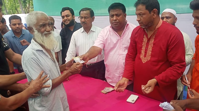 লালমনিরহাট পৌরসভার ১২০ জন কে নগদ অর্থ বিতরণ করলেন আওয়ামীলীগ নেতা।