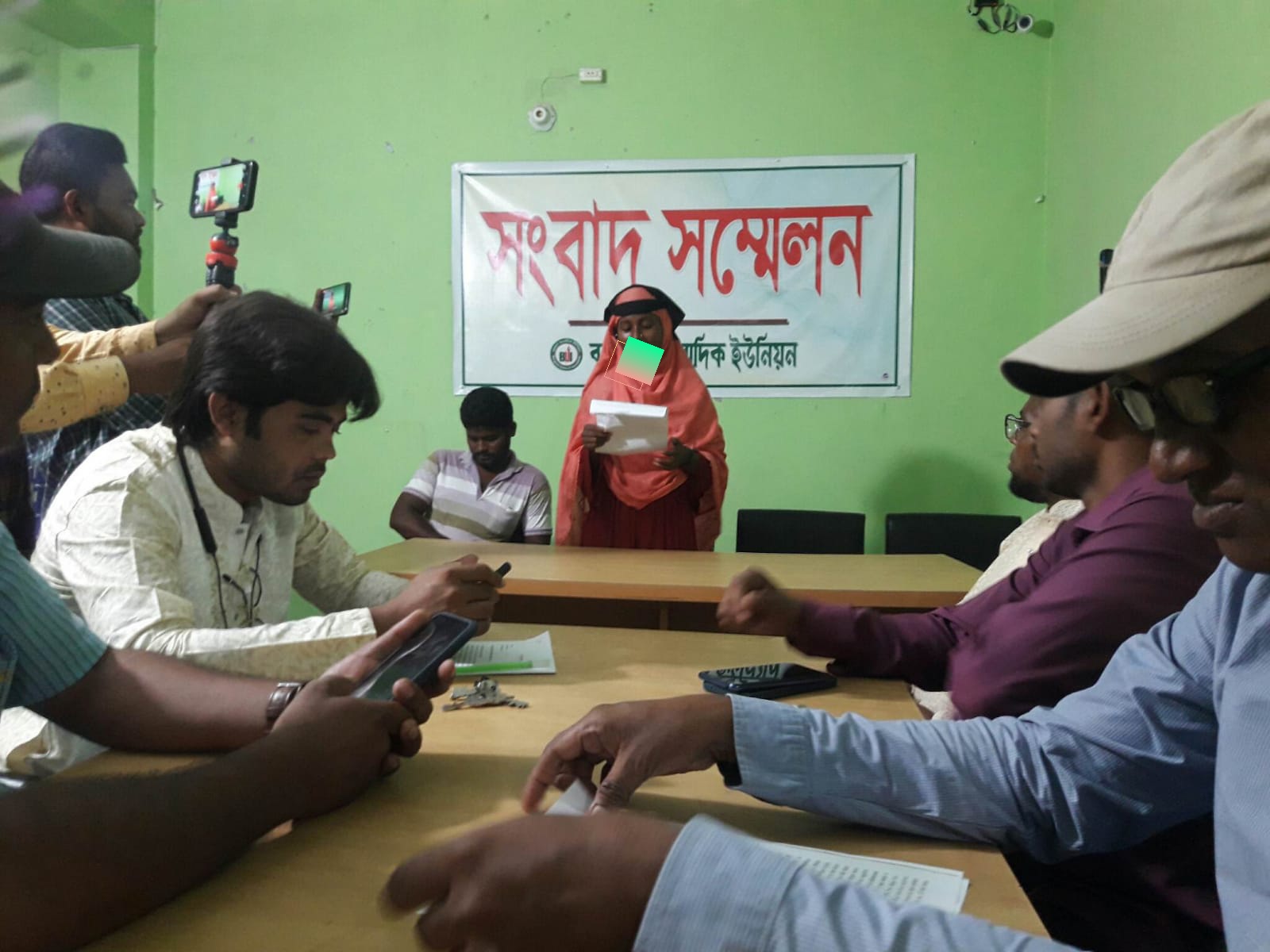 বরগুনায়, স্বামীর বিরুদ্ধে স্ত্রীর সংবাদ সম্মেলন।
