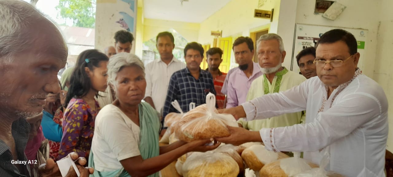 পবিত্র ঈদুল ফিতর উপলক্ষে ১০০ শত পরিবারের খাদ্য সামগ্রী বিতরণ করলেন হারাটীর চেয়ারম্যান