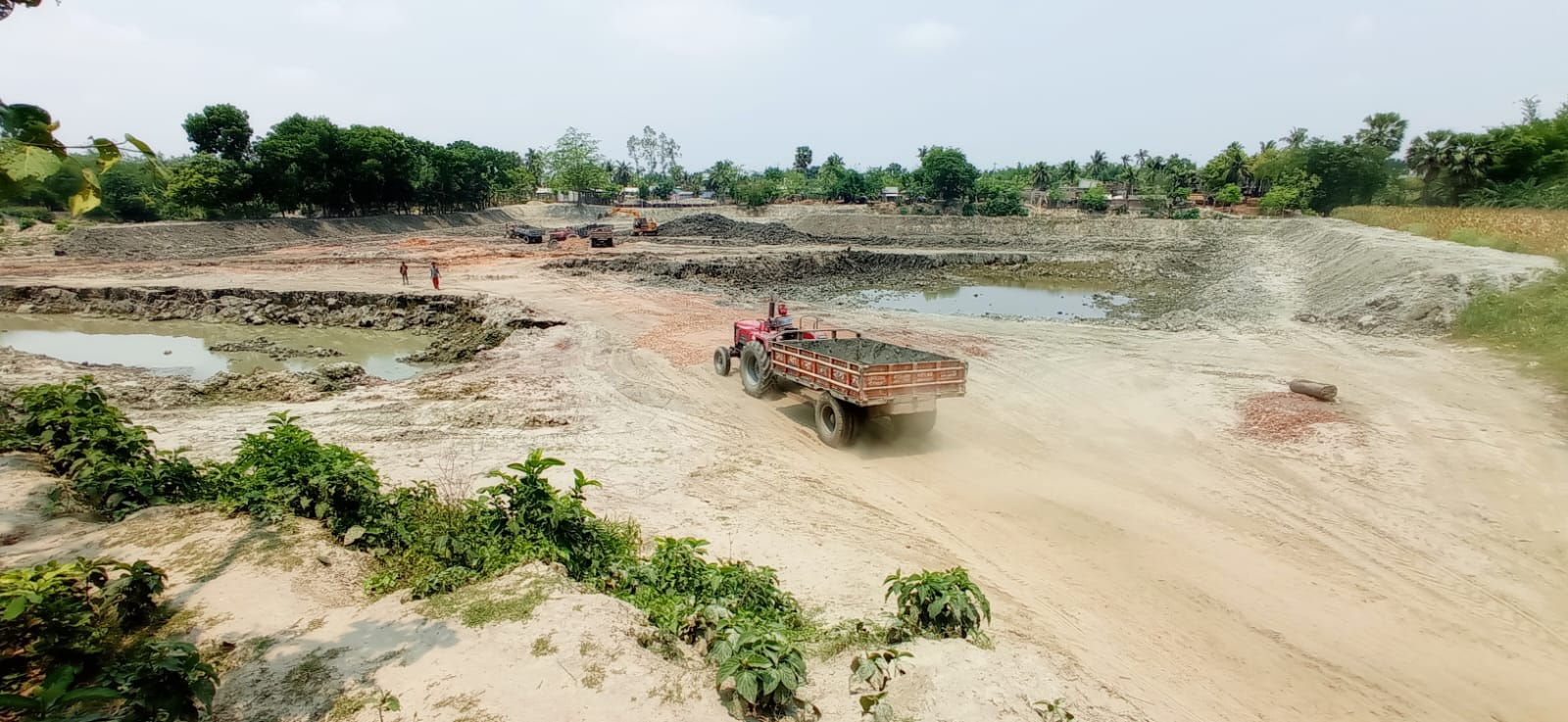 চুয়াডাঙ্গায় প্রশাসনের নাম ভাঙিয়ে অবৈধ ভাবে মাটি উত্তোলন করছে ইট ভাটার মালিক