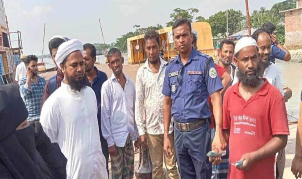 বরগুনার আমতলী ফেরিঘাটে অতিরিক্ত ভাড়া আদায়ে ৩ মাঝির কারাদণ্ড ।