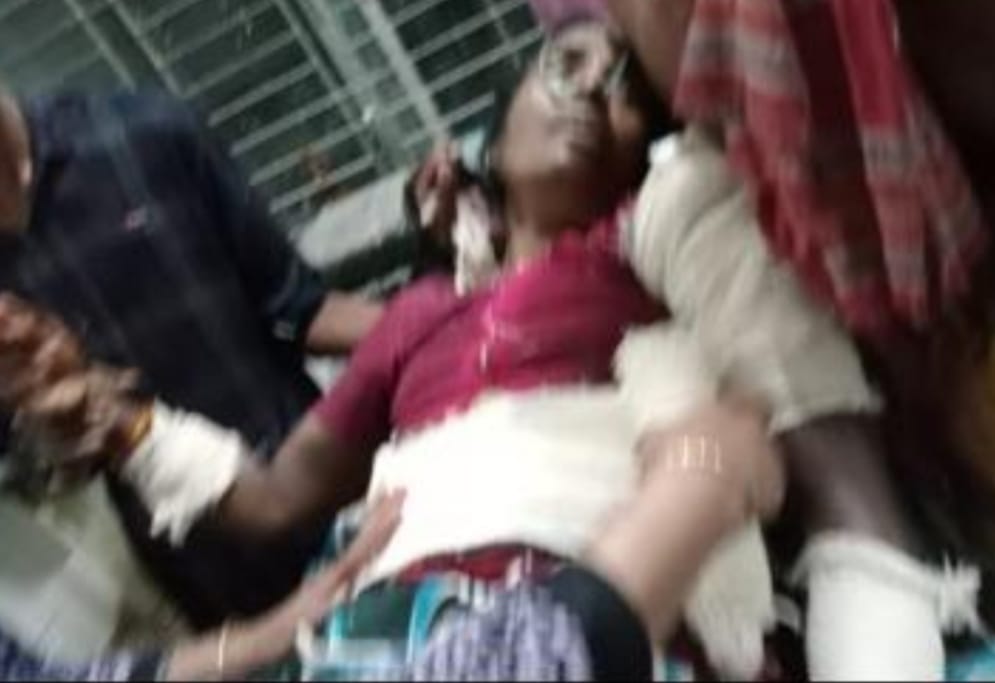 চুয়াডাঙ্গার খাদিমপুরে ভয়াবহ অগ্নিকাণ্ডের ঘটনায় সাক্ষী দেওয়ার অপরাধে বৃদ্ধাকে কুপিয়ে জখম, অভিযুক্ত অপরাধী আটক।