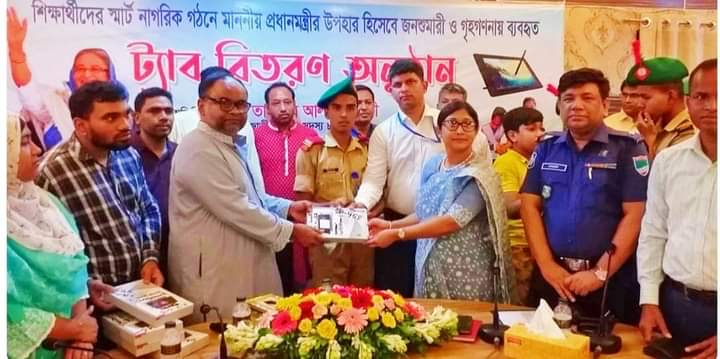 বঙ্গবন্ধু কন্যা প্রধানমন্ত্রী শেখ হাসিনার উপহারের ট্যাব পেল ঝিনাইদহের ৯৬ শিক্ষার্থী