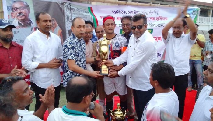 ঝিনাইদহে বীরশ্রেষ্ঠ হামিদুর রহমান স্টেডিয়ামে প্রীতি ফুটবল ম্যাচ অনুষ্ঠিত