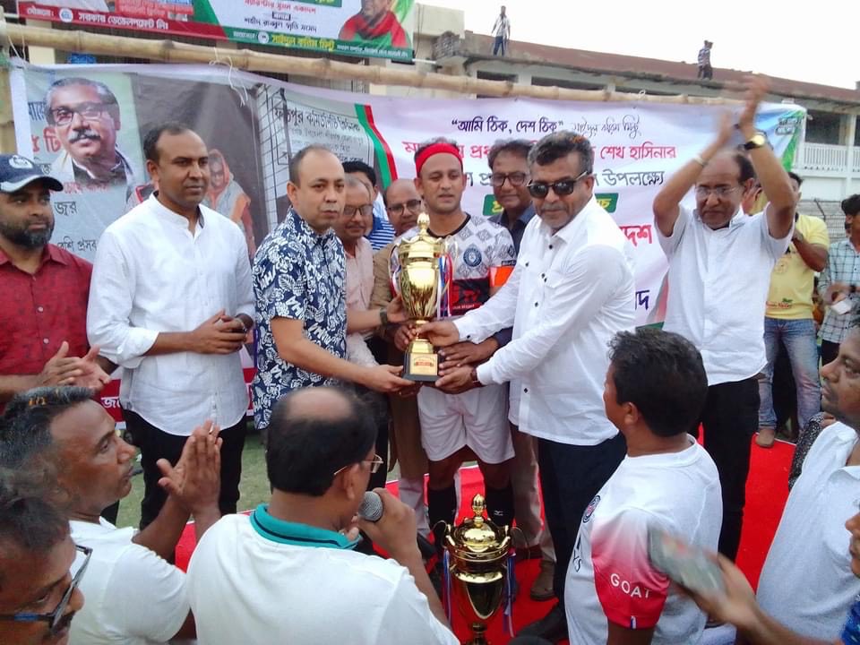 ঝিনাইদহে বীরশ্রেষ্ঠ হামিদুর রহমান স্টেডিয়ামে প্রীতি ফুটবল ম্যাচ অনুষ্ঠিত