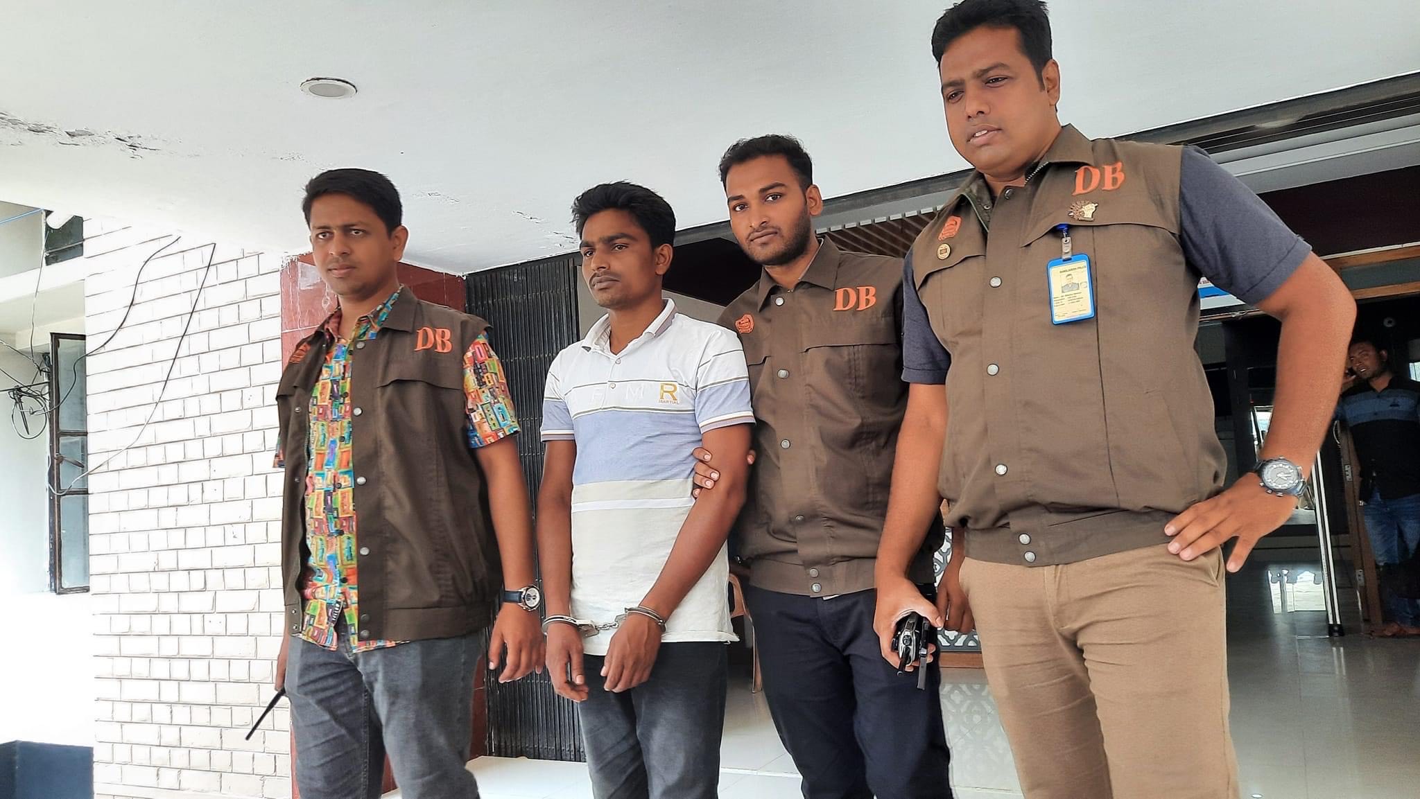 ঝিনাইদহ জেলা পুলিশের অভিযানে আন্ত: বিভাগীয় ডাকাত সর্দার ডাকু আলমগীর গ্রেফতার