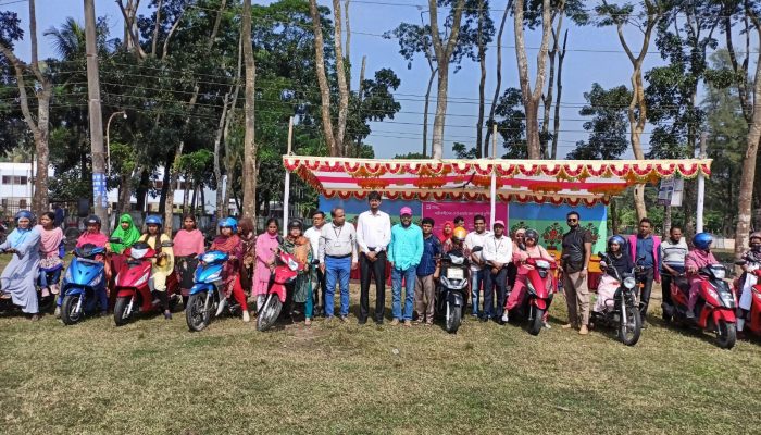 বরগুনায় ব্র্যাকের আয়োজনে নারী কর্মীদের বাইক প্রশিক্ষন।