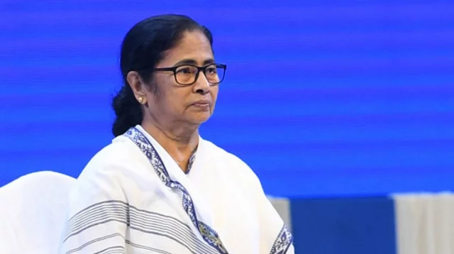 কথার মাঝেই মাইক বন্ধ, মমতার দাবি উড়িয়ে দিল বিজেপি