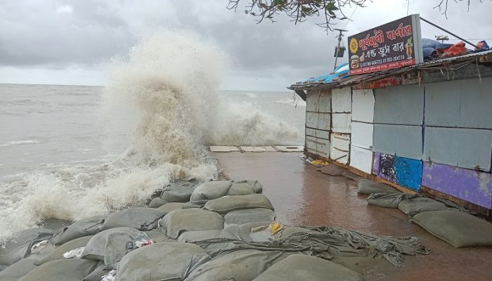 বঙ্গোপসাগরে লঘুচাপ,পায়রা বন্দরে ৩ নম্বর সতর্ক সংকেত