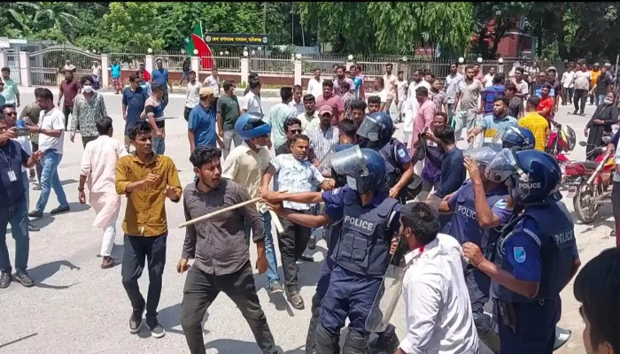 মানিকগঞ্জে কোটা আন্দোলন নিয়ে পক্ষে-বিপক্ষে সংঘর্ষ, আহত ৪০