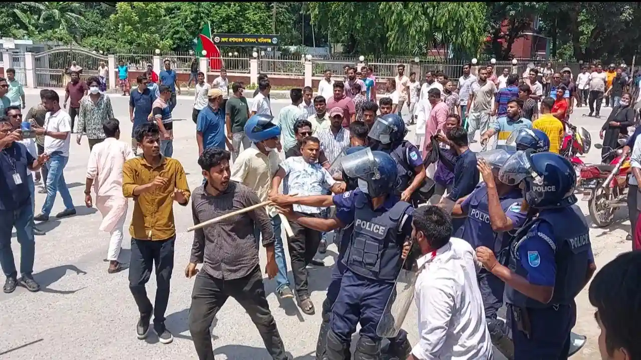 মানিকগঞ্জে কোটা আন্দোলন নিয়ে পক্ষে-বিপক্ষে সংঘর্ষ, আহত ৪০