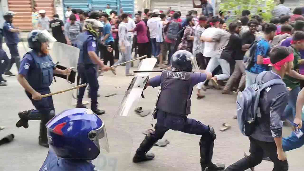 ঠাকুরগাঁওয়ে শিক্ষার্থীদের কর্মসূচিতে পুলিশের লাঠিচার্জ, আহত ২০