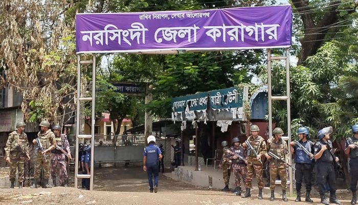 নরসিংদী কারাগারে হামলা : কারারক্ষীসহ ৭৭ জন বরখাস্ত
