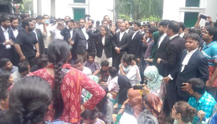 ব্যারিকেড ভেঙে সুপ্রিম কোর্ট চত্বরে শিক্ষার্থীদের অবস্থান