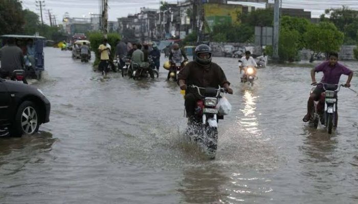 প্রবল বৃষ্টির জেরে পাকিস্তানে আকস্মিক বন্যা-ভূমিধস, নিহত ৩৫