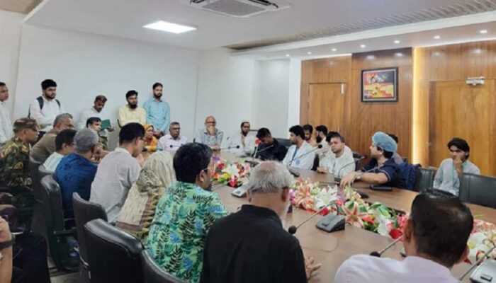 আন্দোলনরত চিকিৎসকদের সঙ্গে বৈঠকে স্বাস্থ্য উপদেষ্টা