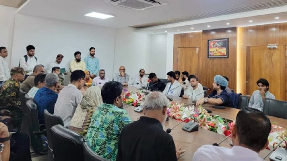 আন্দোলনরত চিকিৎসকদের সঙ্গে বৈঠকে স্বাস্থ্য উপদেষ্টা