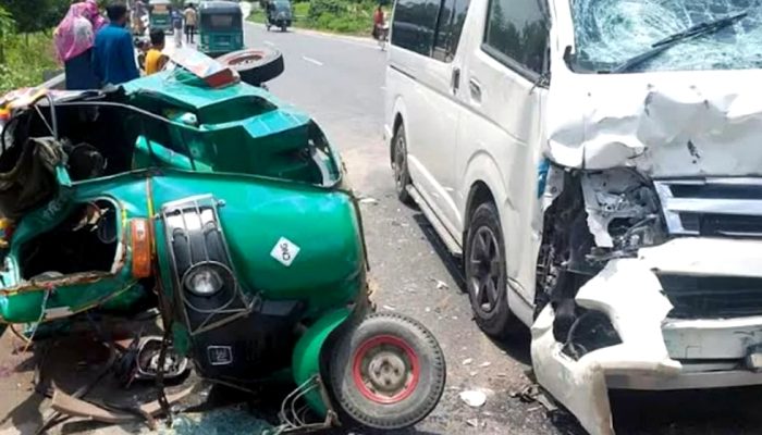 সিরাজগঞ্জে মাইক্রোবাস-অটোরিকশার মুখোমুখি সংঘর্ষে নিহত ৫