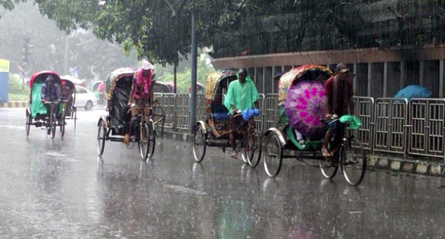 ঝুম বৃষ্টিতে রাজধানীর বিভিন্ন স্থানে জলাবদ্ধতা, ভোগান্তিতে নগরবাসী