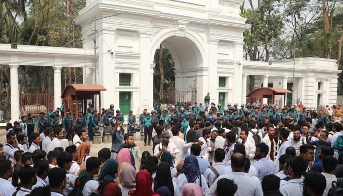 সুপ্রিম কোর্টের সামনে ইন্টার্ন চিকিৎসকদের বিক্ষোভ মিছিল