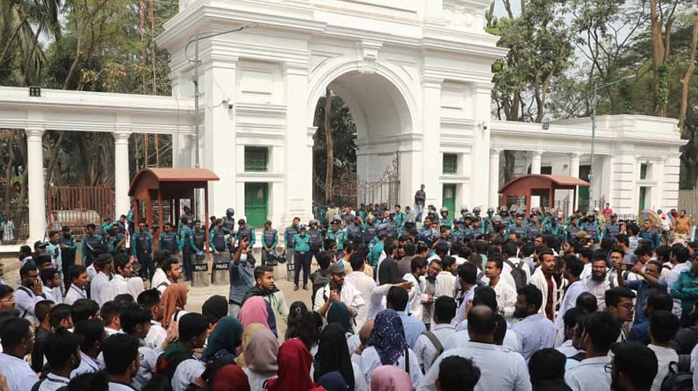 সুপ্রিম কোর্টের সামনে ইন্টার্ন চিকিৎসকদের বিক্ষোভ মিছিল