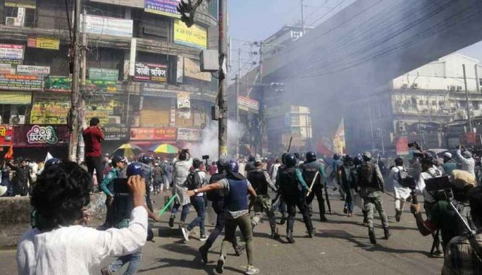 টিয়ার শেল-সাউন্ড গ্রেনেড নিক্ষেপ