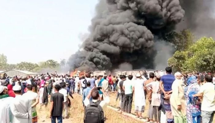 আশুলিয়ায় ঝুটের গোডাউনে আগুন, কাজ করছে ৪ ইউনিট
